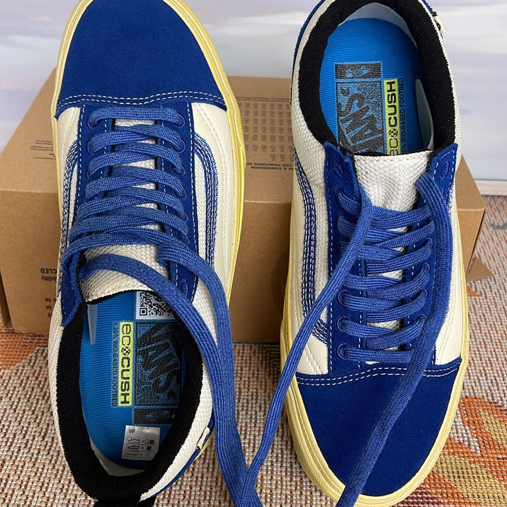 Vans WMNS Old Skool Split
Vintage Blue
VN0A5FBGFUH
Sneakers - Picture 12 of 16